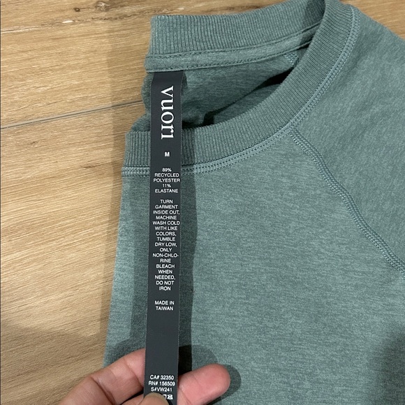 NWOT - VUORI Halo Crew Long Sleeve in Pistachio Heather - Picture 3 of 6